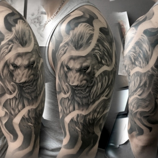 Татуировка в стиле блек энд грей лев
