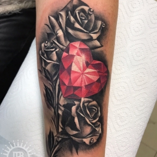 Татуировка в стиле блек энд грей кристалл в розах