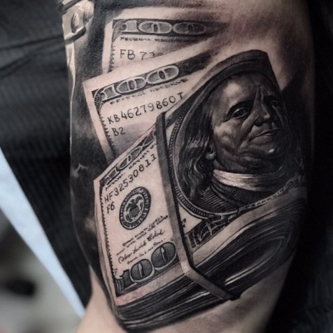 Татуировка в стиле тату реализм доллары