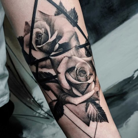 Татуировка в стиле тату реализм розы