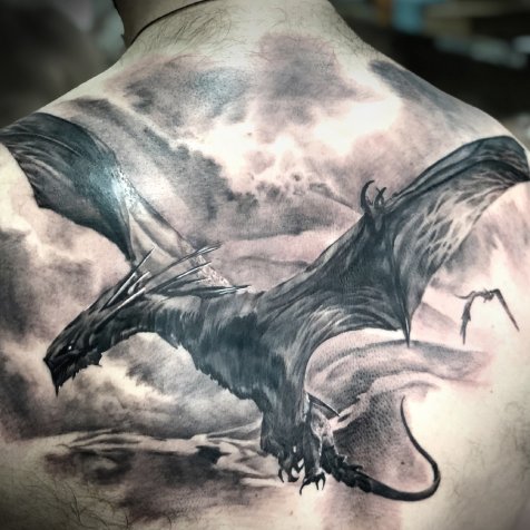 Татуировка в стиле тату реализм дракон в небе