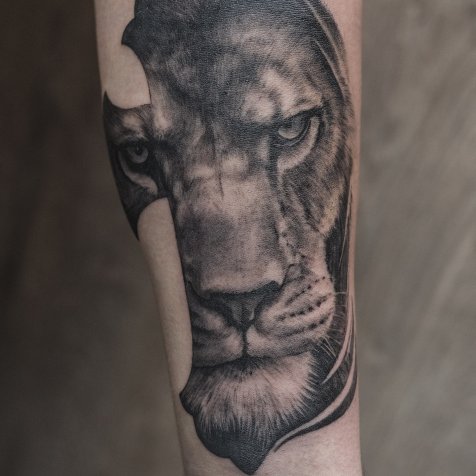 Татуировка в стиле тату реализм лев и крест