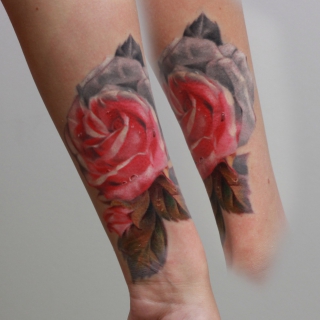 Татуировка в стиле тату реализм роза