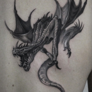 Татуировка в стиле блек энд грей дракон