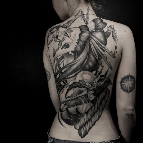 Татуировка в стиле тату графика спина