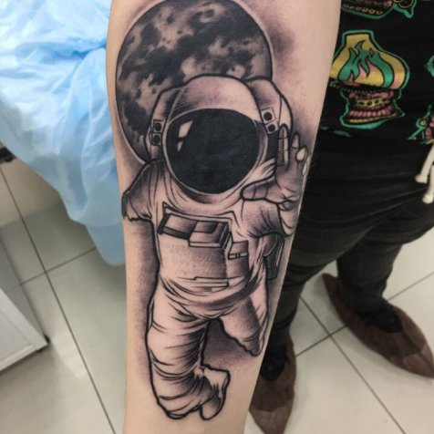Татуировка в стиле тату графика космонавт