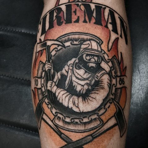 Татуировка в стиле нео-традишнл тату пожарный