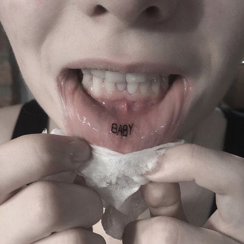 Татуировка в стиле тату надписи надпись на губе