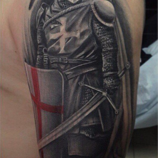 Татуировка в стиле блек энд грей рыцарь