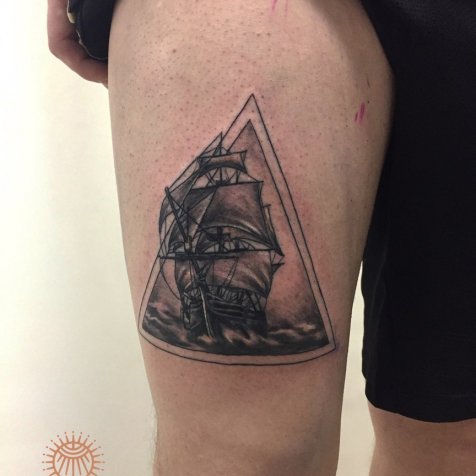 Татуировка в стиле блэкворк тату корабль