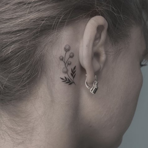 Татуировка в стиле тату графика цветы за ухом