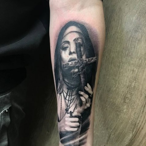 Татуировка в стиле тату реализм портрет монашки