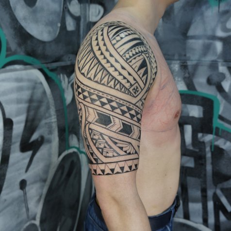 Татуировка в стиле полинезия тату плечо в полинезии
