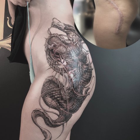 Татуировка в стиле тату графика дракон перекрытие шрама