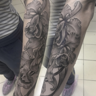 Татуировка в стиле блек энд грей цветок