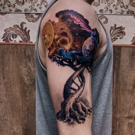 Татуировка в стиле тату реализм днк и космос
