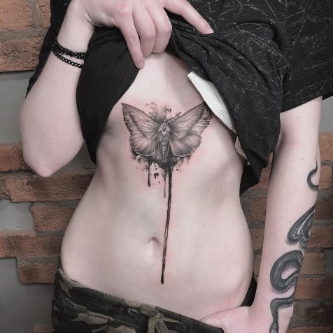 Татуировка в стиле тату графика мотылек