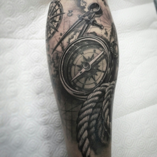 Татуировка в стиле блек энд грей компас