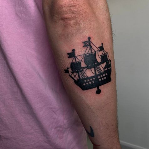 Татуировка в стиле тату графика корабль