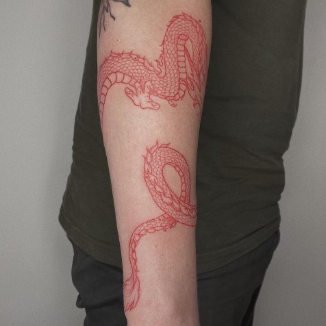 Татуировка в стиле тату графика красный дракон