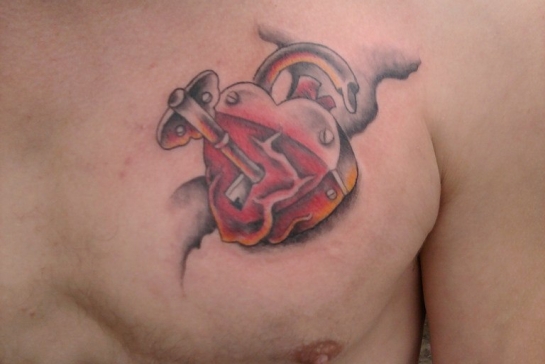 Значение татуировки замка: символ секретности и защиты