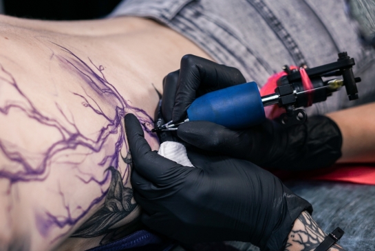 Татуировки и особенности женского организма. Когда можно и нельзя делать тату?