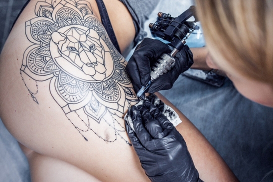 Татуировки и особенности женского организма. Когда можно и нельзя делать тату?