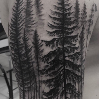 Татуировка в стиле блек энд грей лес
