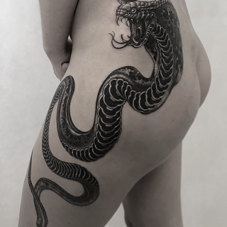 Татуировка в стиле блек энд грей кобра