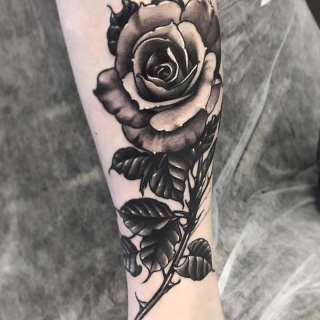 Татуировка в стиле блек энд грей роза