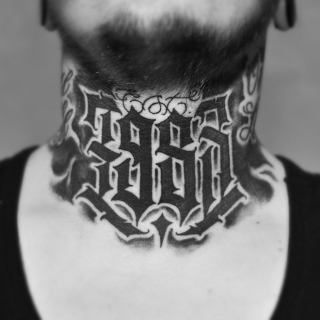 Татуировка в стиле надпись est.1983