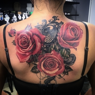 Татуировка в стиле цветная татуировка розы с кружевом