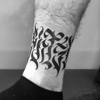 Татуировка в стиле надпись ножной браслет.