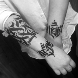 Татуировка в стиле надпись браслеты - фрихенд