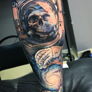 Татуировка в стиле цветная татуировка космонавт