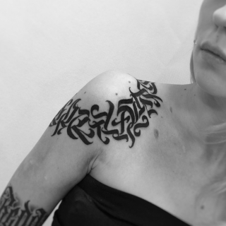 Татуировка в стиле абстракция каллиграфический эполет (фрихенд)