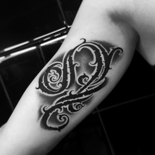 Татуировка в стиле надпись зодиак лев (фрихенд)