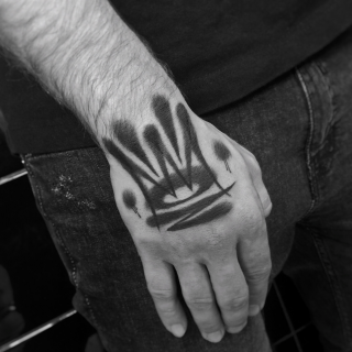 Татуировка в стиле надпись корона