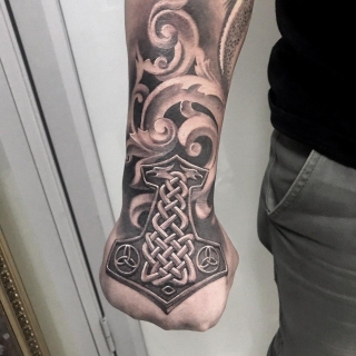 Татуировка в стиле кельтика молот