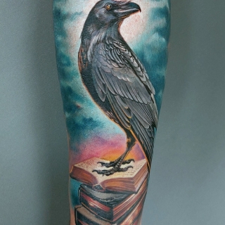 Татуировка в стиле тату реализм ворон