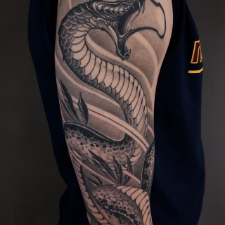 Татуировка в стиле графика змея