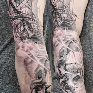Татуировка в стиле тату реализм морской рукав