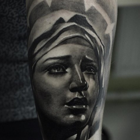 Татуировка в стиле тату реализм дева мария