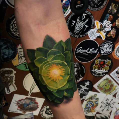 Татуировка в стиле тату реализм лотус