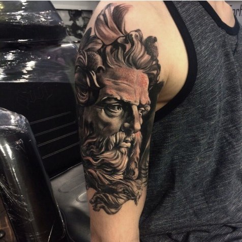 Татуировка в стиле тату реализм античный портрет