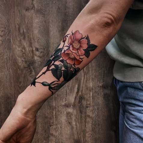 Татуировка в стиле цветная татуировка шиповник