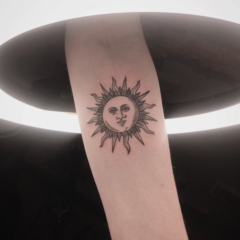 Татуировка в стиле лайнворк тату солнце
