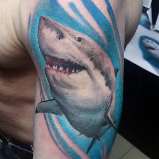 Татуировка в стиле нео-традишнл тату акула