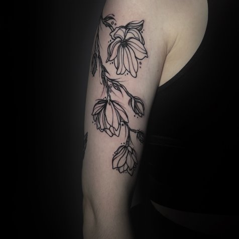 Татуировка в стиле тату графика цветок