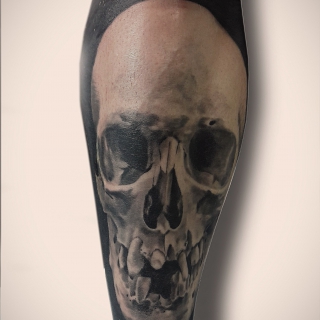 Татуировка в стиле тату реализм череп